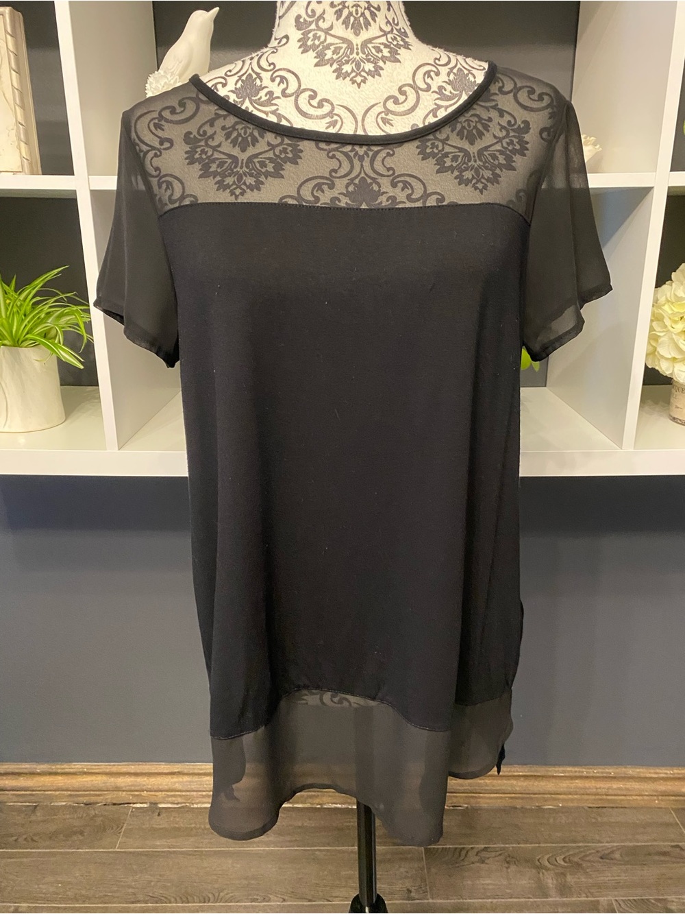 Vince Camuto Black Sheer Yoke and Hem Short Sleeve Blouse Size M